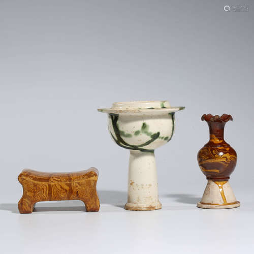 A SET OF CHINESE TANG TRI-COLOR GLAZED CERAMICS