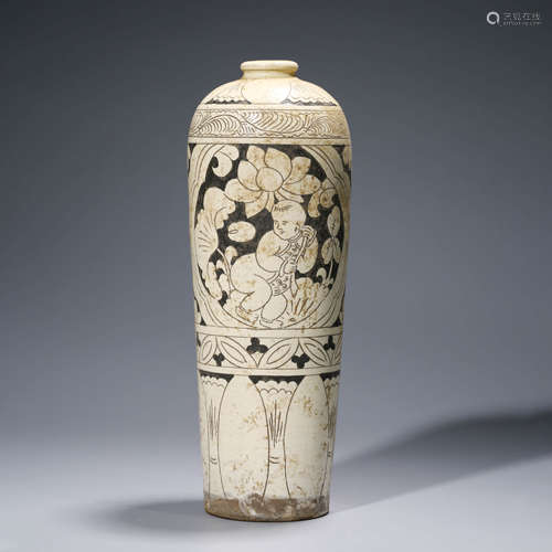 A CHINESE YAOZHOU-TYPE PORCELAIN VASE.