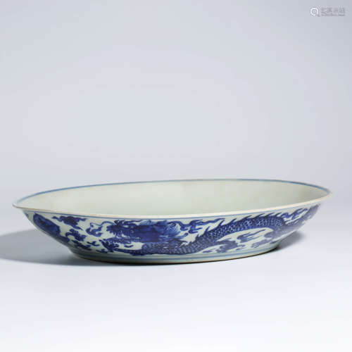 A CHINESE BLUE AND WHITE POCELAIN DRAGON DISH MARKED YONG ZHENG