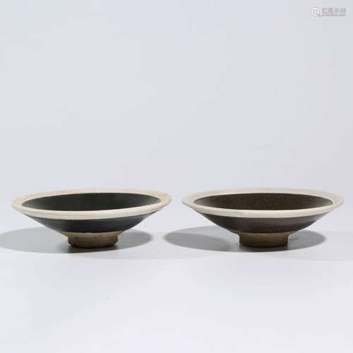 A PAIR OF CHINESE CI-TYPE BLACK-GLAZED DISHES