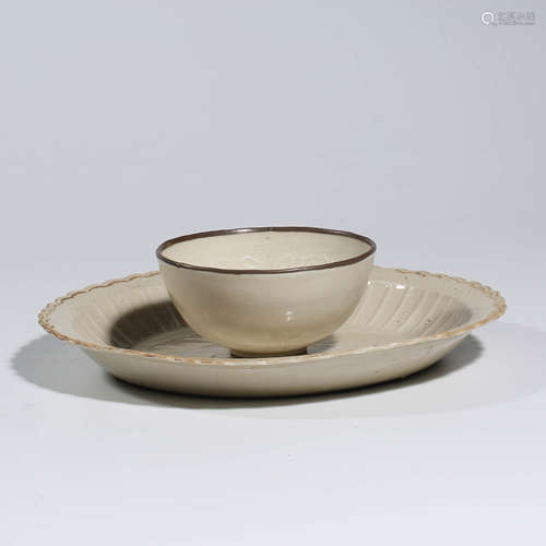 A SET OF CHINESE DING-TYPE PORCELAIN BOWL AND DISH