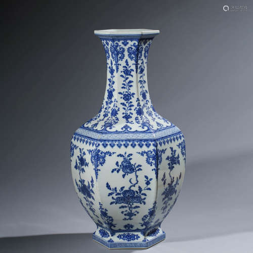 A CHINESE BLUE AND WHITE PORCELIAN FLOWER VASE MARKED QIAN LONG