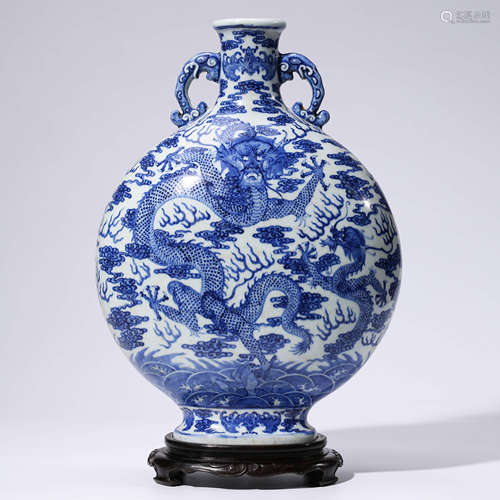 A CHINESE BLUE AND WHITE PORCELIAN DRAGON MOONFLASK MARKED QIAN LONG