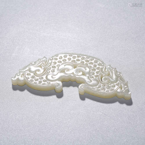 AN ARCHIASTIC CHINESE WHITE JADE DRAGON PENDANT