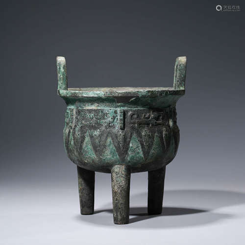 A CHINESE ARCHIASTIC BRONZE TRIPOT VESSEL, DING