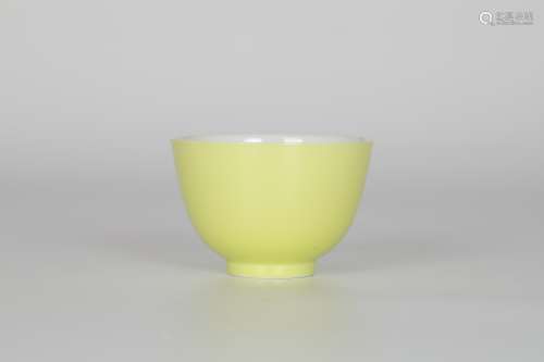 19TH Lemon yellow glaze cup