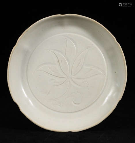 DING WARE WHITE GLAZE LOTUS PATTERN BRUSH WASHER