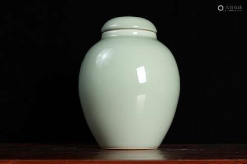 清乾隆-豆青釉月牙罐