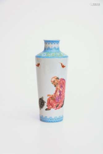 CHINESE FAMILLE ROSE PORCELAIN VASE