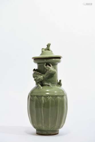 CHINESE LONGQUAN CELADON GLAZED PORCELAIN VASE