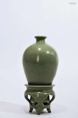 CHINESE LONGQUAN CELADON GLAZED PORCELAIN VASE