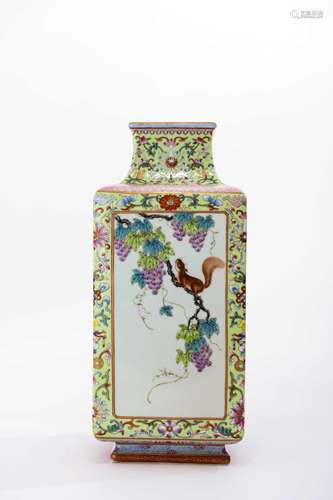 CHINESE FAMILLE ROSE PORCELAIN VASE