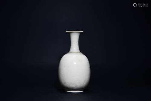 CHINESE WHITE GLAZED PORCELAIN VASE