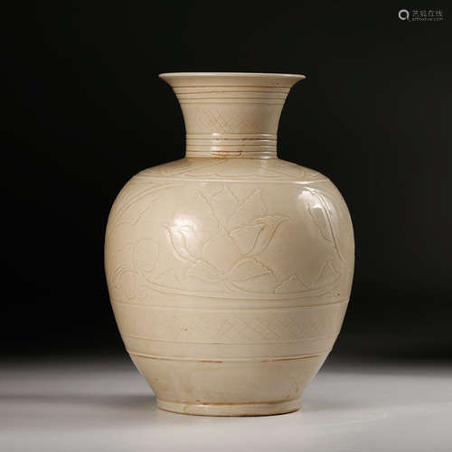 CHINESE DING YAO STYLE PORCELAIN VASE