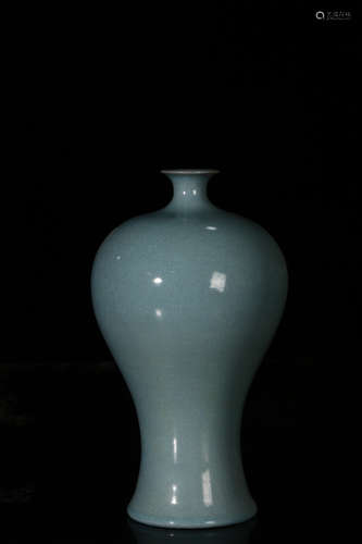 CHINESE CELADON GLAZED PORCELAIN VASE