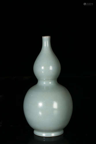 CHINESE CELADON GLAZED PORCELAIN VASE