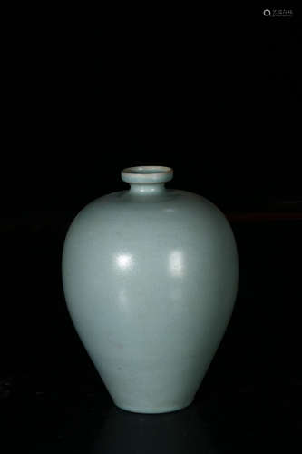 CHINESE CELADON GLAZED PORCELAIN VASE