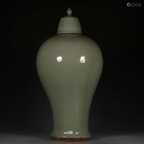 CHINESE CELADON GLAZED PORCELAIN VASE