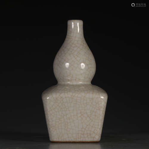 CHINESE CRACKLE GLAZED PORCELAIN VASE