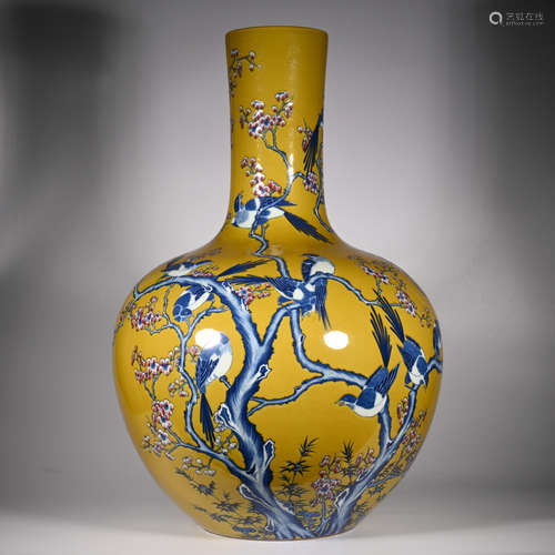 CHINESE YELLOW GROUND BLUE WHITE PORCELAIN VASE, M