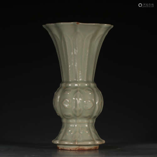 CHINESE CELADON GLAZED PORCELAIN VASE