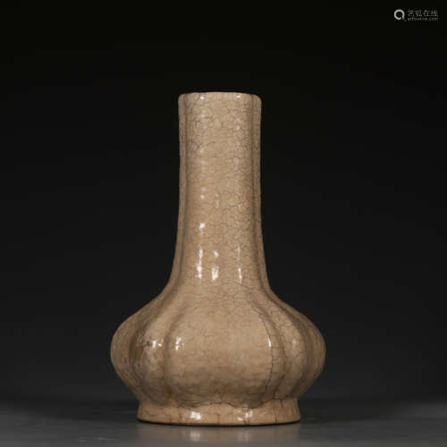 CHINESE CRACKLE GLAZE PORCELAIN VASE