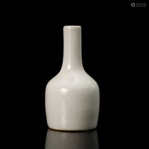 CHINESE WHITE GLAZED PORCELAIN SNUFF BOTTLE