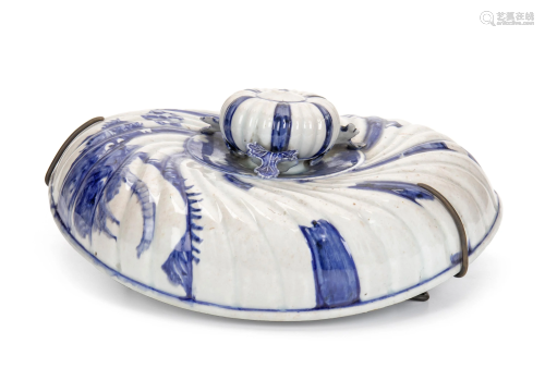 A blue and white porcelain lid