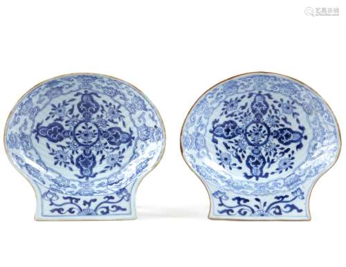 A PAIR OF CHINESE BLUE AND WHITE PORCELAIN SHELLS DISHES, 18TH CENTURY