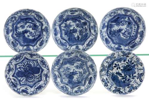A LOT OF SIX CHINESE BLUE AND WHITE DISHES, WANLI PERIOD (1572-1620)