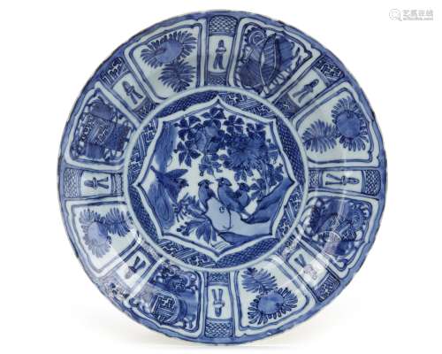 A CHINESE BLUE AND WHITE 'BIRD AND FLOWER' 'KRAAK PORCELAIN' CHARGER, WANLI PERIOD (1572-1620)