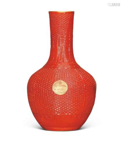 清中期 仿雕漆描金寿字纹天球瓶