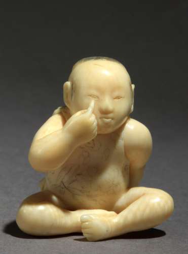 Netsuke japonés siglo XIX.明治时期。牢固的Kyozan在LA基地。在大理石卷轴上，代表着被送来的孩子在水面上与Bekkanko搏斗，36,20x33,30x26,10 mm.16,15 gr.Se adjunta documento de peritación expedido por la Federación Española de Anticuarios.19世纪日本明治时期的网架。底座上有Kyozan的签名。雕象牙，刻画了一个孩子在玩Bekanko，36,2x33,3x26,1毫米，16,15克。16,15克，附有西班牙古董商联合会的专家报告。