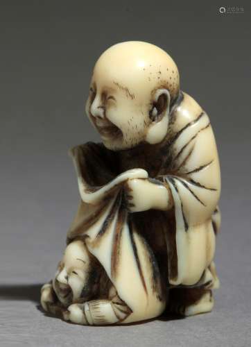 Netsuke japonés mitad siglo XIX.明治时期。Firmado Koichi。在大筒形的大理石上，代表着