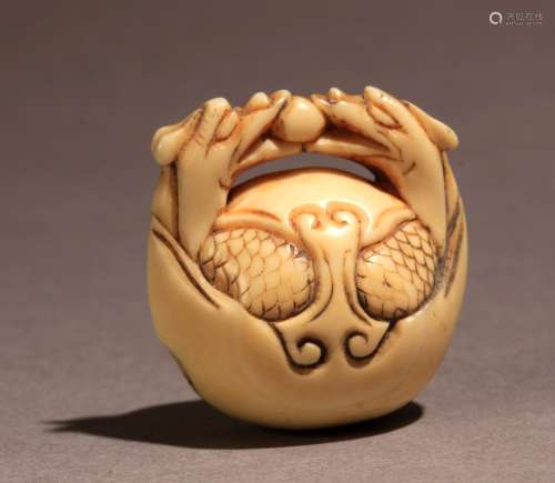 Netsuke-mokugyo Siglo XIX.明治时期。Sin firmar.在大理石卷轴上，代表着一个龙的比较波拉，其连接处由一个巨大的卡斯卡贝尔连接，29,60x29x20,40毫米.9,58克。一件19世纪日本明治时期的净水木雕。没有签名。象牙雕刻，描绘了一对面对面的龙共享一个球体，而他们的身体由一个巨大的钟连接，29,6x29x20,4毫米，9,58克。附西班牙古董商联合会的专家报告。