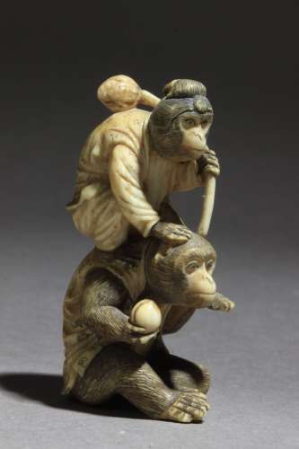 Netsuke japonés de mediados del siglo XIX.Sin firmar.在大理石卷上，代表着一个单人游戏，女性的背心，在男子汉的身上，被送进了水里，并在男子身上插上了一个瓜子，53,7x30,9x21,6 mm.20,58 gr.Se ajdunta documento de peritación expedido by la Federación Española de Anticuarios.19世纪中叶的日本网红。没有签名。雕刻象牙，描绘一对猴子，雌性打扮成女人，坐在雄性身上，雄性坐在地上，右手拿着一个桃子，53,7x30,9x21,6毫米。附西班牙古董商联合会出具的专家报告。