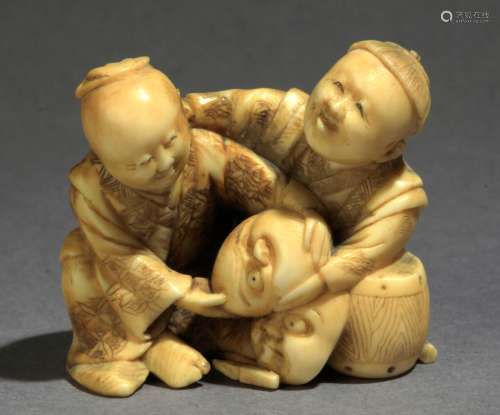 Netsuke japonés mediados siglo XIX.明治时期。Sin firmar.用大写字母表示的古人和武士的交错排列，36,70x39,50x28,40 mm.29,82 gr.这是由西班牙安提瓜里奥斯联合会（Federación Española de Anticuarios）所提供的永久文件的附件。19世纪中叶，日本明治时期的净水壶。没有签名。雕刻的象牙，描绘了由一个老人和一个小男孩组成的一组人物，同时交换了一对面具，36,7x39,5x28,4毫米。29.82克。附西班牙古董商联合会的专家报告。