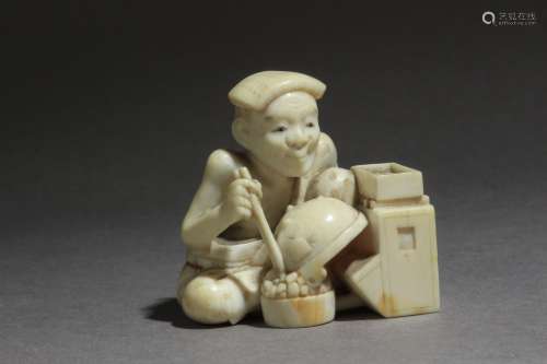 Netsuke japonés mediados Siglo XIX.Firmado Tomohide en la base.用大面积的大理石制成，代表着在水面上送来的艺术品，建造了一个珍珠，在其上有一个带水壶的容器，在其上控制着一个角的火焰，34,6x34,4x38,5 mm.22,33 gr.Se adjunta documento de peritación expedido by la Federación Española de Anticuarios.19世纪中叶的日本净土器。底座上有Tomohide的签名。雕象牙，描绘一个工匠坐在垫子上做锅，左边是装满工具的架子，右边是炉子，34,6x34,4x38,5毫米。22,33克，附有西班牙古董商联合会的专家报告。