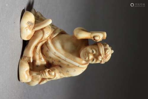 Netsuke mediados siglo XIX.坚实的基础。在大理石卷上，代表着一个高高举起的艺术指导者，同时也代表着一个