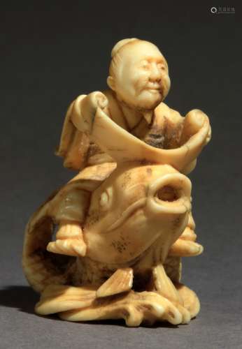 Netsuke japonés siglo XIX.明治时期。Firmado Amiyuki en la base.在大理石卷轴上代表着仙人金子在一个巨大的车厢上发送的，由一个与手掌相接的珍珠，39,3x32,5x24,2毫米.17,64克。19世纪日本明治时期的网状物。底座上有Amiyuki的签名。在雕刻的象牙描绘Sennin Kinko坐在一个巨大的鲤鱼和阅读用双手持有的卷轴，39,3x32,5x24,2毫米，17,64克。17,64克。附有西班牙古董商联合会出具的专家报告。