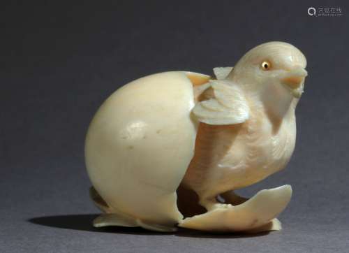 Netsuke japonés finales siglo XIX.明治时期。Sin firmar.En marfil de elefante tallado con ojos incrustados en nácar representando polluelo saliendo de su cascarón, 32,3x40,3x26,3 mm.21,03 gr. Se adjunta documento de peritación expedido por la Federación Española de Anticuarios.一件19世纪晚期的日本明治时期的netsuke。没有签名。雕刻象牙，描绘一只小鸡与珍珠母眼孵化我们的形式他的蛋，32,3x40,3x26,3毫米，21,03克。21,03克。附有西班牙古董商联合会发布的专家报告。