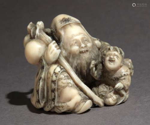 Netsuke japonés finales siglo XIX.明治时期。Firmado Tomonaka在基地。在大筒形的大理石上，代表着