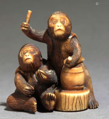 Netsuke japonés siglo XIX.Sin firmar.在大理石卷轴和铜版画中，代表着一群单人，其中一个人被送去，另一个人则是在红色底座上的一个人，33,9x30,6x23,9 mm.11,83 gr.Se adjunta documento de peritación expedido by la Federación Española de Anticuarios.一件19世纪的日本净土器。在雕刻的象牙上描绘了一群猴子，一个坐在地上，另一个站起来，打着鼓，谁是放在一个圆形的基础上，33,9x30,6x23,9毫米。附西班牙古董商联合会的专家报告。