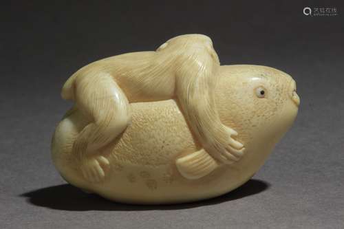 Netsuke japonés Siglo XIX.坚定地在基地的Shotoshi。在大圆柱形的大理石中，代表着一个单体的卡巴拉甘多和一个富古的圆锥，27,9x22,3x43,6 mm.22,55 gr.Se adjunta documento de peritación expedido by la Federación Española de Anticuarios.19世纪的日本净土器。底座上有Shotoshi的签名。象牙雕刻的猴子骑着富贵鱼，27,9x22,3x43,6毫米，22,55克。22,55克，附有西班牙古董商联合会的专家报告。