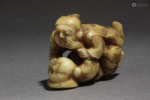 Netsuke japonés siglo XIX.Sin firmar.在卷轴上代表