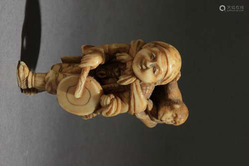 Netsuke japonés finales siglo XIX.明治时期。Sin firmar.在大理石卷轴上代表