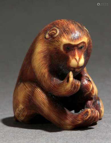 Netsuke japonés siglo XIX.明治时期。Firmado Naomitsu在一个侧面。在marfil patinado代表pareja de monos。La madre tiene sujeta a su cria, y en la mano derecha sujeta algo que mira con mucha atención, 25,80x30,10x19,80 mm.10,8 gr. Se adjunta documento de peritación expedido por la Federación Española de Anticuarios.19世纪日本明治时期的网架。侧面有直光的签名。在雕刻的象牙描绘一对猴子。母亲抓着它的孩子，用他的右手拿着她很注意的东西，25,8x30,1x19,8毫米，10,8克。附西班牙古董商联合会的专家报告。