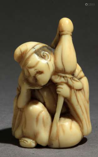 Netsuke japonés siglo XIX.江户时期。在大理石卷轴上代表着Eji sentado和adormilado mientras sujeta un matamoscas con su mano izquierda, 38,50x24,50x21,40 mm.14,58 gr. Se adjunta documento de peritación expedido por la Federación Española de Anticuarios.一件19世纪江户时期的日本净土器。没有签名。雕刻的象牙，描绘了一个Eji坐在地上睡觉，左手拿着苍蝇拍，38,5x24,5x21,4毫米，14,58克。附西班牙古董商联合会的专家报告。