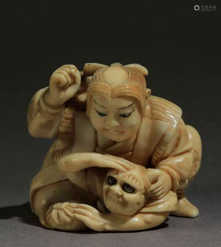 Netsuke japonés约1900年。明治时期。坚定的Yosikazu在一个汉字玫瑰色的基础上。在大理石卷上，代表游击队的箭头被送上了一个洋葱上，它有移动，36,70x38,50x36,90毫米.38,34克。约1900年明治时期的日本网助。背面的红色汉字上有Yosikazu的签名。雕刻的大象象牙，描绘了一个跪坐的武士，坐在Oni上，36,7x38,5x36,9毫米，38,34克。38,34克，附有西班牙古董商联合会的专家报告。