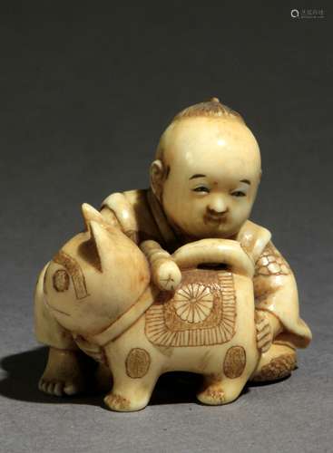 Netsuke japonés约1860-1880年。明治时期。Firmado Homin en un sello rojo en la base.在大写意的大理石中，代表着被送进水里的孩子，代表着一个可爱的少年，32,4x32,5x30,8 mm.18,22 gr.这是由西班牙安提库拉索联合会所提供的珍贵文件的附件。约1860年至1880年明治时期的日本网红。底部的红色汉字上有Homin的签名。雕象牙，描绘一个孩子坐在地上抚摸玩具狗，32,4x32,5x30,8毫米。18,22克。附西班牙古董商联合会的专家报告。